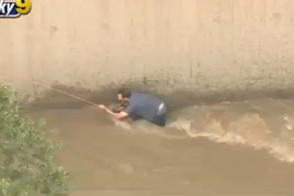 Tras dos horas de labores, rescatan a mujer y su perrito arrastrados por la corriente #VIDEOS