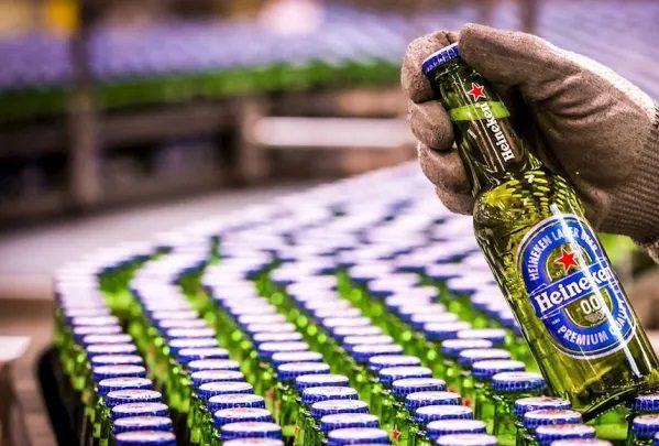 Las cerveceras Carlsberg y Heineken anuncian su salida de Rusia