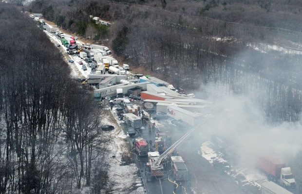 Al menos 50 autos involucrados en carambola en medio de tormenta de nieve en EE.UU. #VIDEO