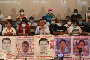 Padres de los 43 de Ayotzinapa piden sanciones contra mandos de la Marina