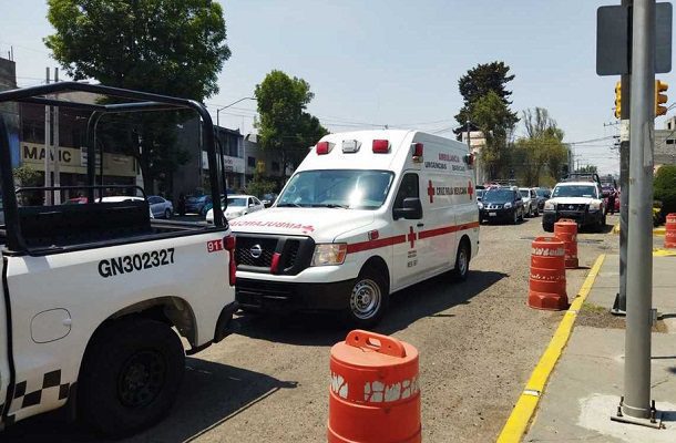 Intentan linchar a asaltante afuera de una primaria en Toluca