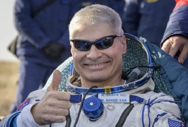 Astronauta de EU regresa a la Tierra junto a rusos y rompe récord de permanencia en el espacio