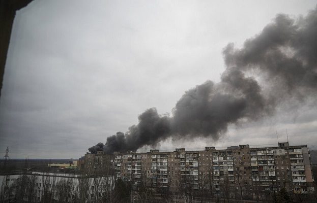 Rusia ataca cerca de Kiev y Chernígov y bombardea un edificio de la Cruz Roja