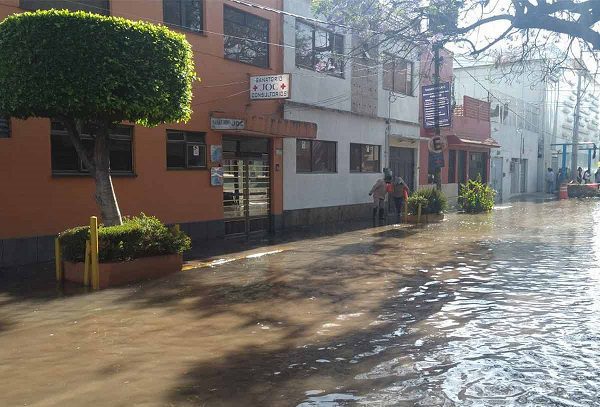 Mega fuga de agua agua inunda calles y viviendas en la GAM