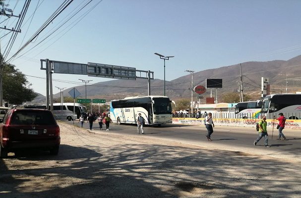 Normalistas de Ayotzinapa bloquean la Autopista del Sol