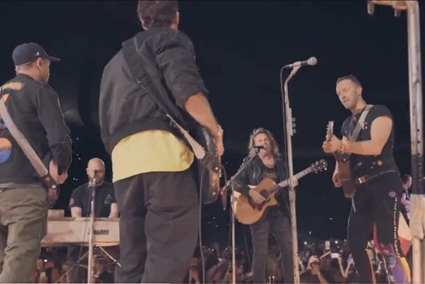 her de Maná toca ‘Rayando el Sol’ con Coldplay en Guadalajara #VIDEOS