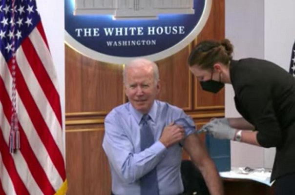 Biden se aplica su cuarta dosis a un día de ser aprobada por regulador estadounidense