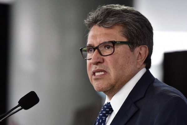 Ricardo Monreal se aísla por síntomas de covid-19 mientras espera resultado de prueba PCR