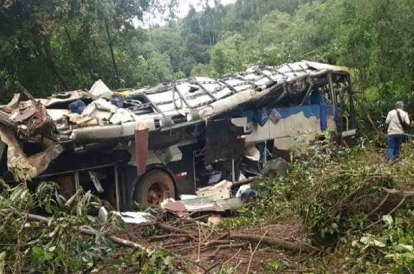 10 muertos y 21 heridos tras caída de un autobús a un precipicio, en Brasil
