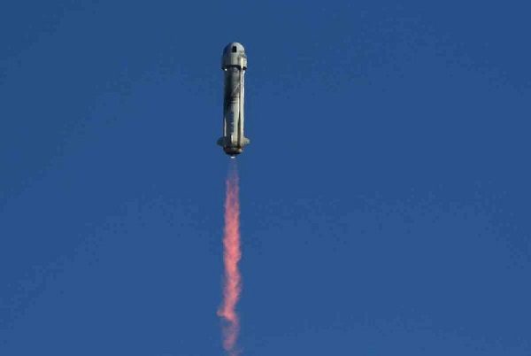 Blue Origin completa con éxito su cuarto vuelo más allá de la atmósfera