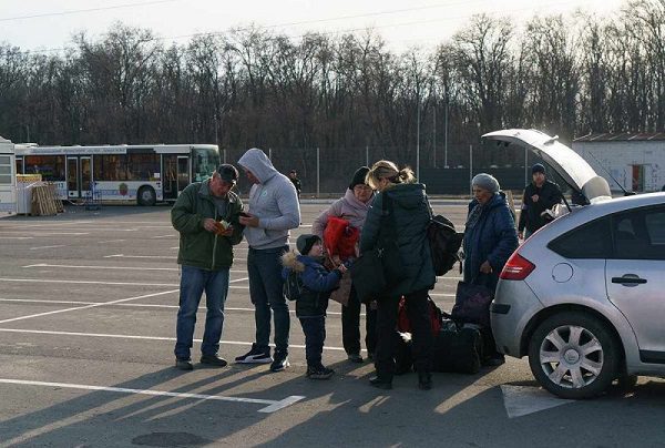 Civiles evacúan Mariúpol, mientras OTAN asegura que Rusia no retira tropas