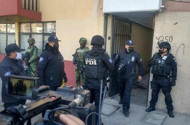 Detenidos y decomiso de armas y drogas durante cateo en la Cuauhtémoc