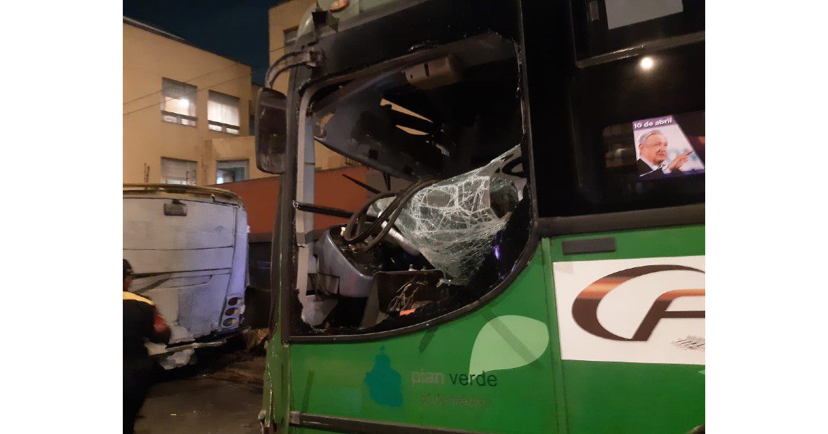 Accidente entre dos camiones de transporte público