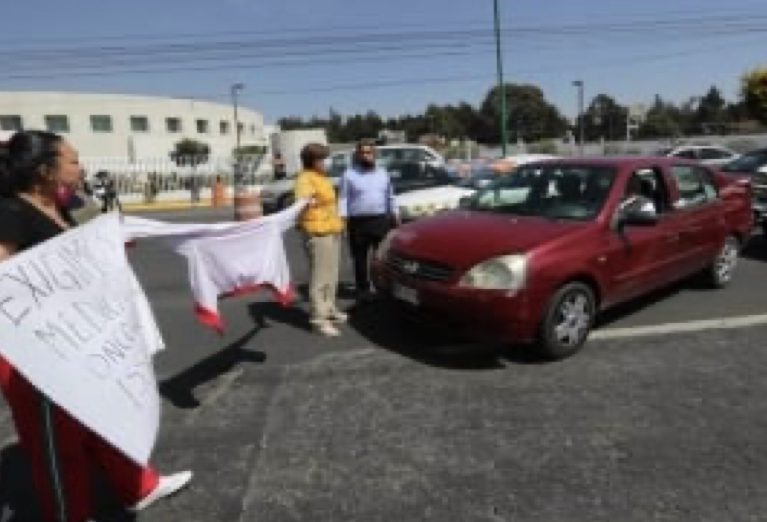 Bloquean avenida de Toluca por falta de medicamentos contra el cáncer para mujer hospitalizada 