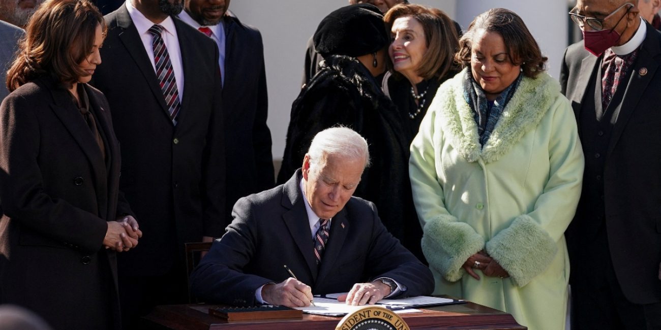 Biden promulga ley contra los linchamientos