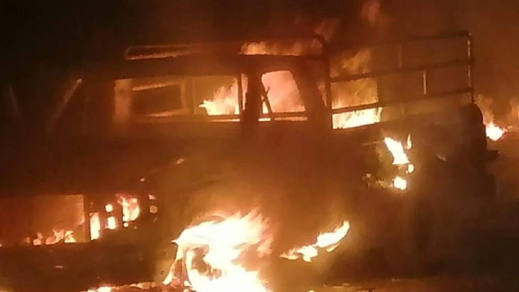 Camioneta incendiada con 7 cuerpos calcinados en Guanajuato