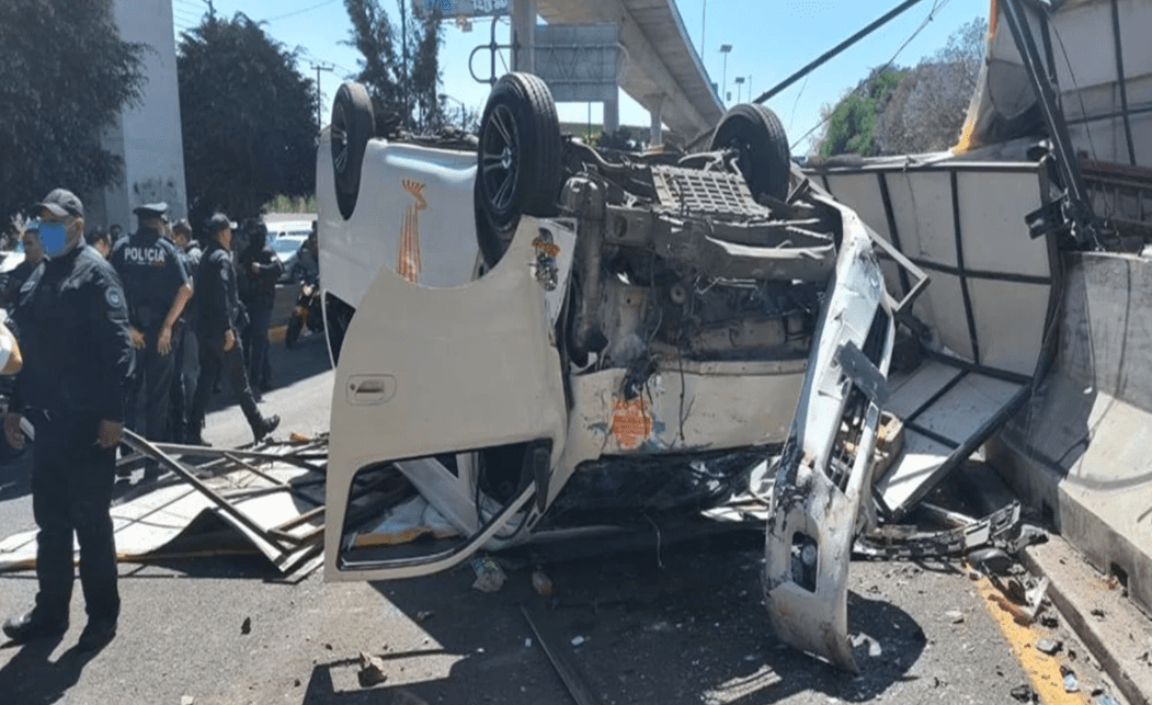 Chofer de combi huyó del lugar tras volcadura en Periférico Norte