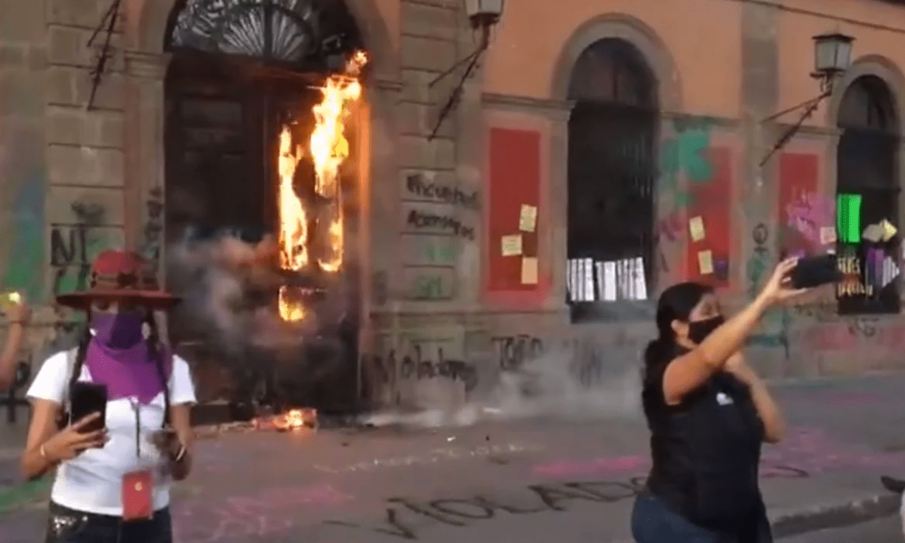 Prenden fuego a fachada de la UASLP en marcha feminista