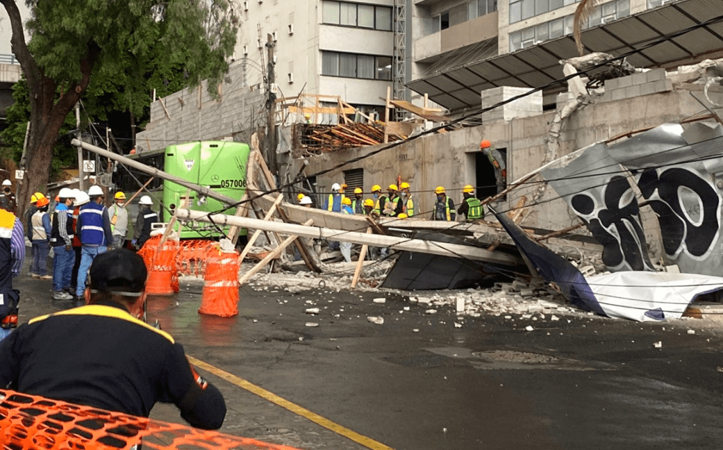 Cae barda de segundo piso y golpea a camión en paradero de Barranca del Muerto