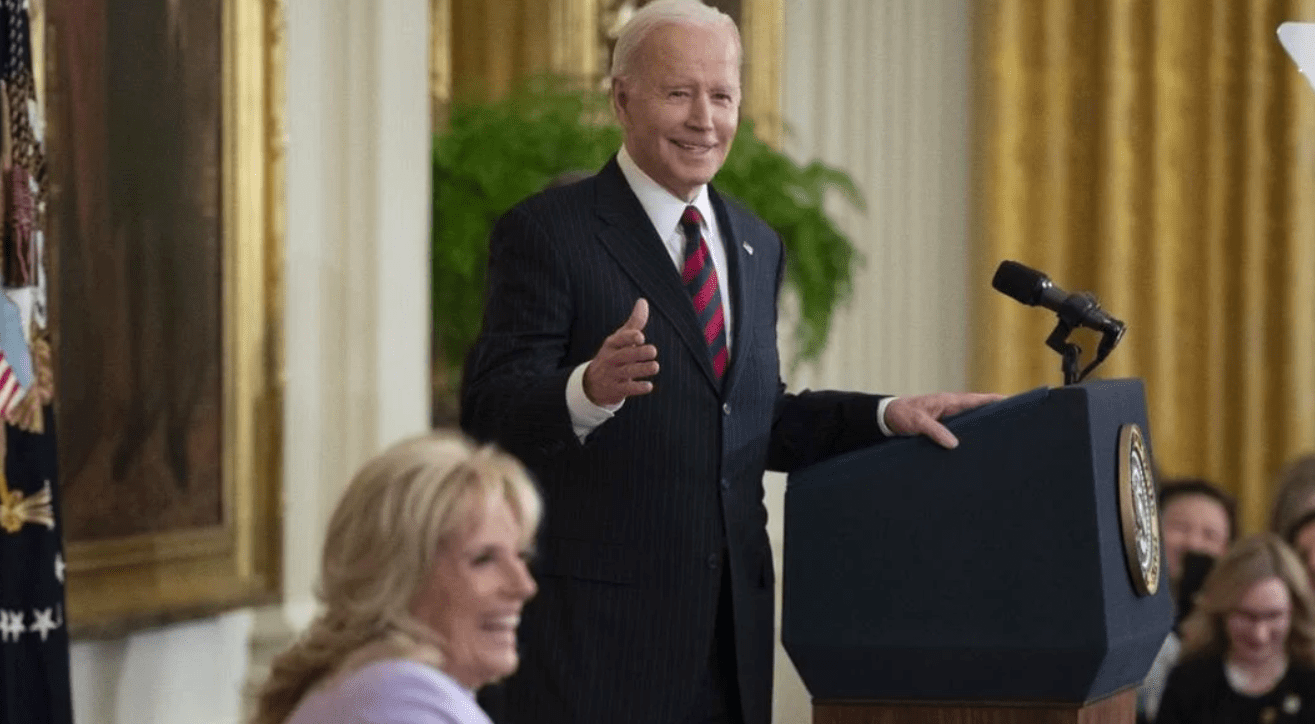 La Casa Blanca bromea: Rusia parece haber sancionado al padre de Biden