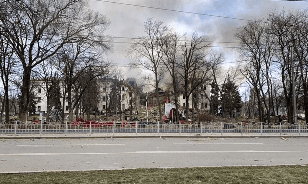 Italia se ofrece a reconstruir teatro ucraniano bombardeado por Rusia