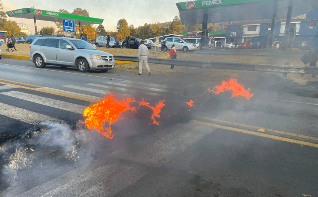 Bloquean la carretera México-Cuernavaca en vísperas de puente vacacional