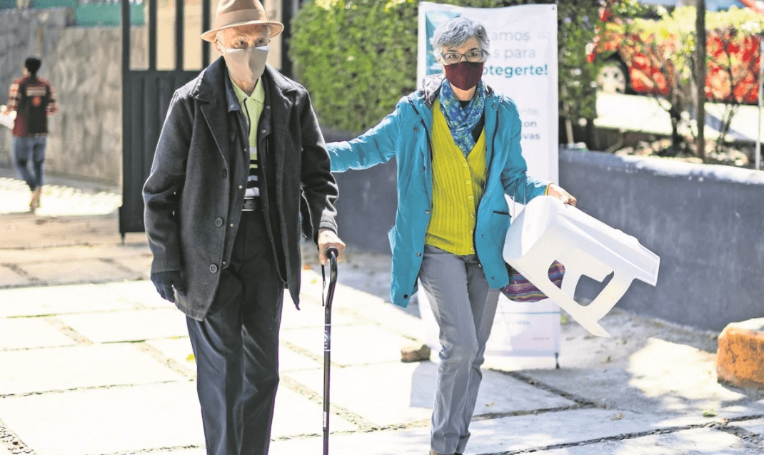 Conductor golpea a anciano por pedirle que no se estacionara en calle que estaba barriendo