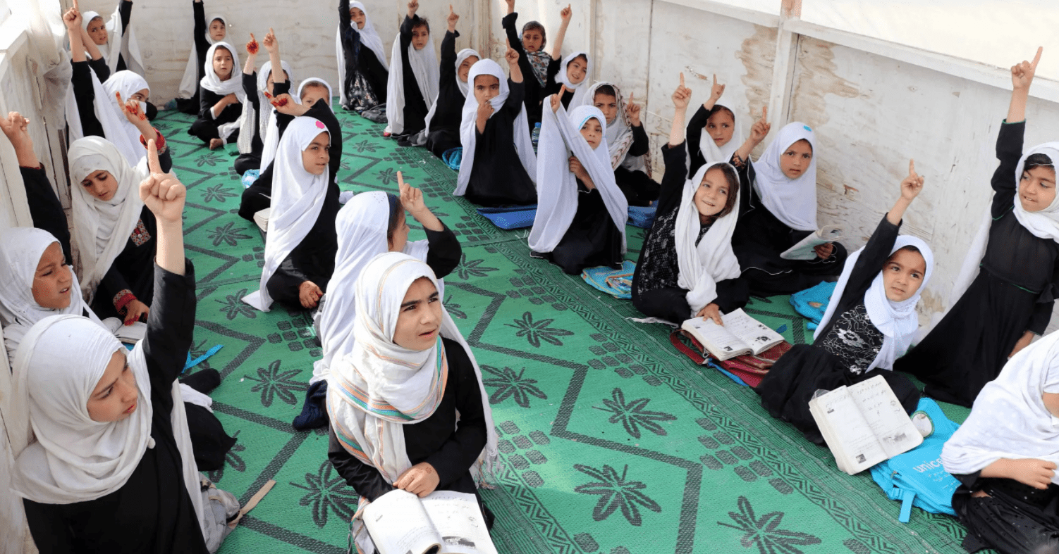 ONU presiona a talibanes para que permitan que niñas vuelvan a la escuela