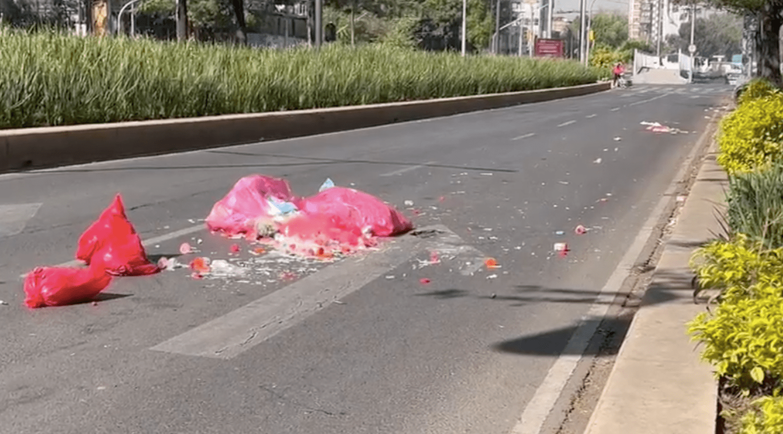 #Video Vehículo tira residuos peligrosos en Avenida Chapultepec
