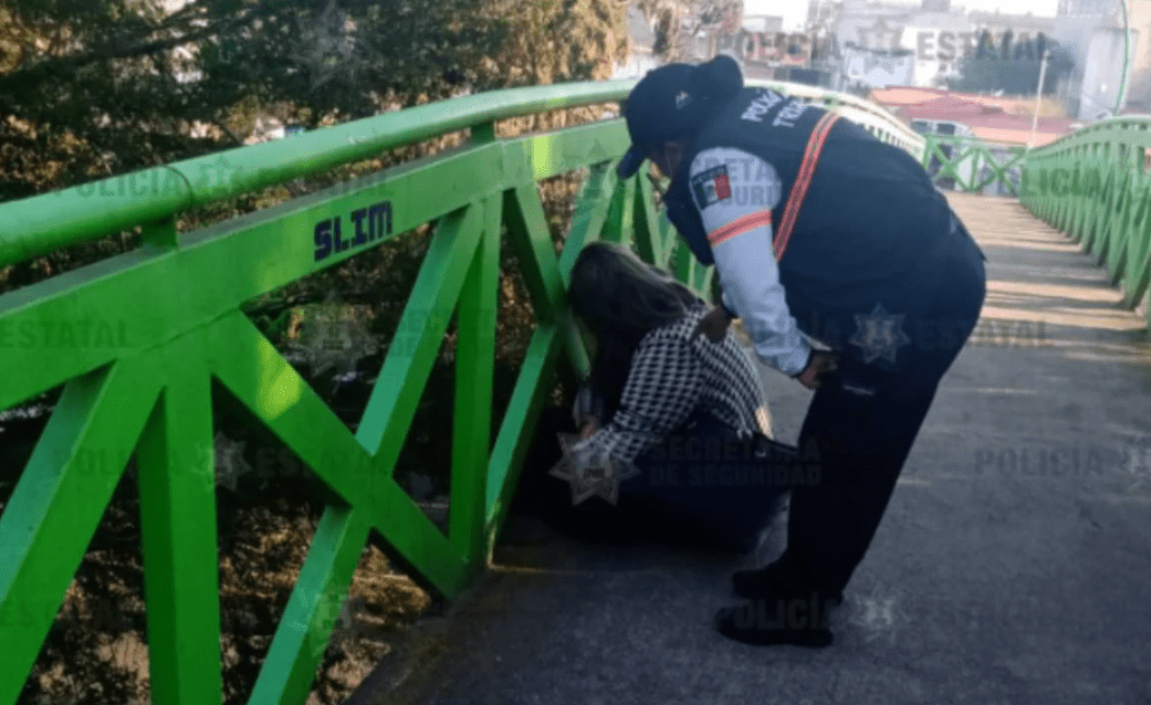Rescatan a mujer que intentaba lanzarse desde puente peatonal