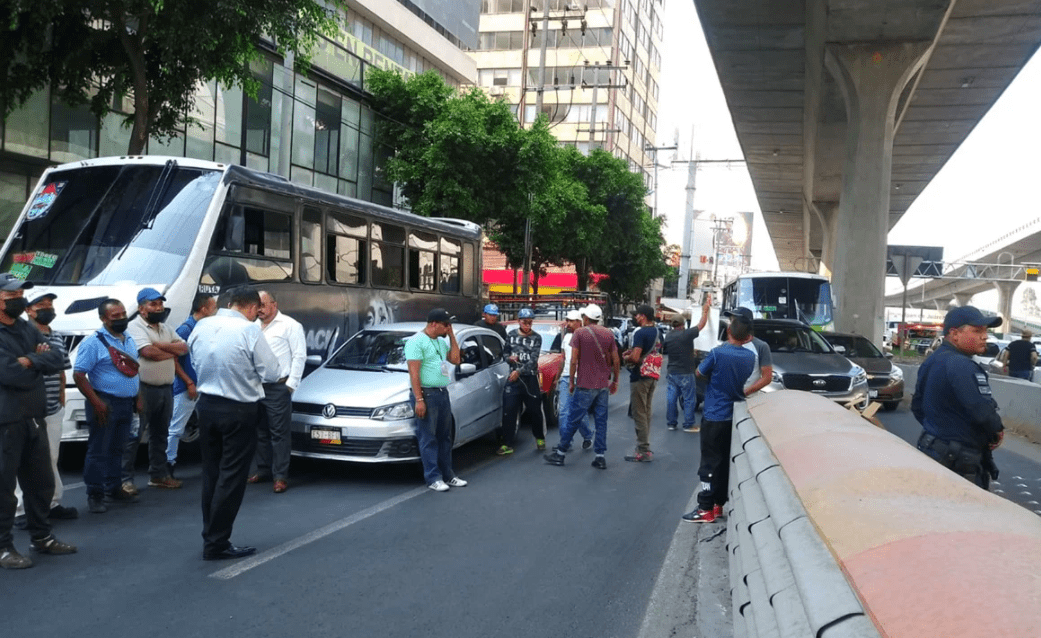Bloquean taxistas y comerciantes Periférico Norte; piden quitar a director de mercados