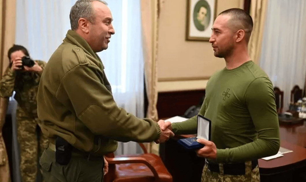 Soldado que encaró a buque ruso con un “vete a la mierda” regresa a casa y le dan trato de héroe