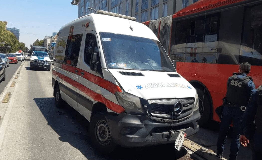 Ambulancia patito se mete al carril de Metrobús y atropella a policía en la Roma