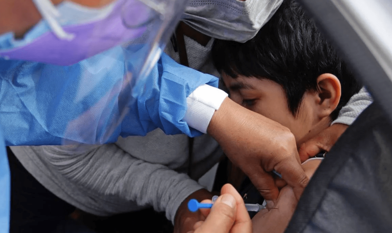 Juez ordena a AMLO y la SSa vacunar contra Covid-19 a 16 niños de entre 5 y 12 años