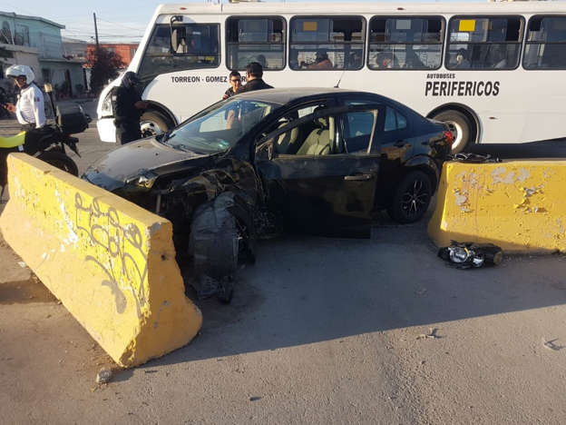 Conductor pierde el control de su auto y se estampa en Torreón