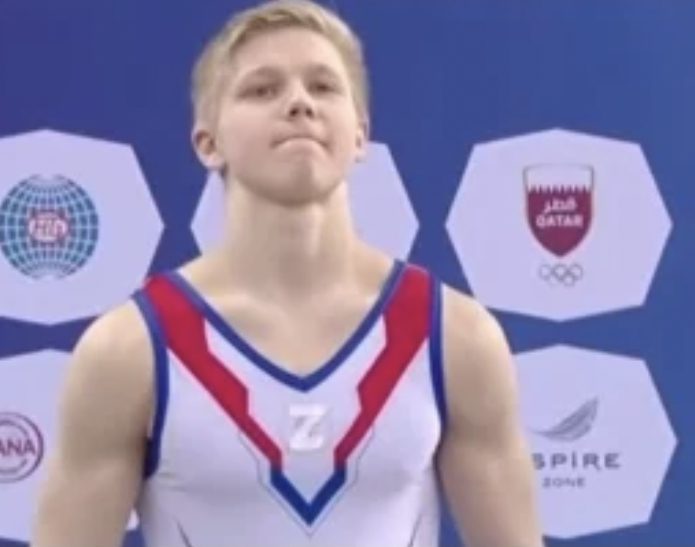 Gimnasta ruso sube al podio y presume símbolo a favor de la guerra