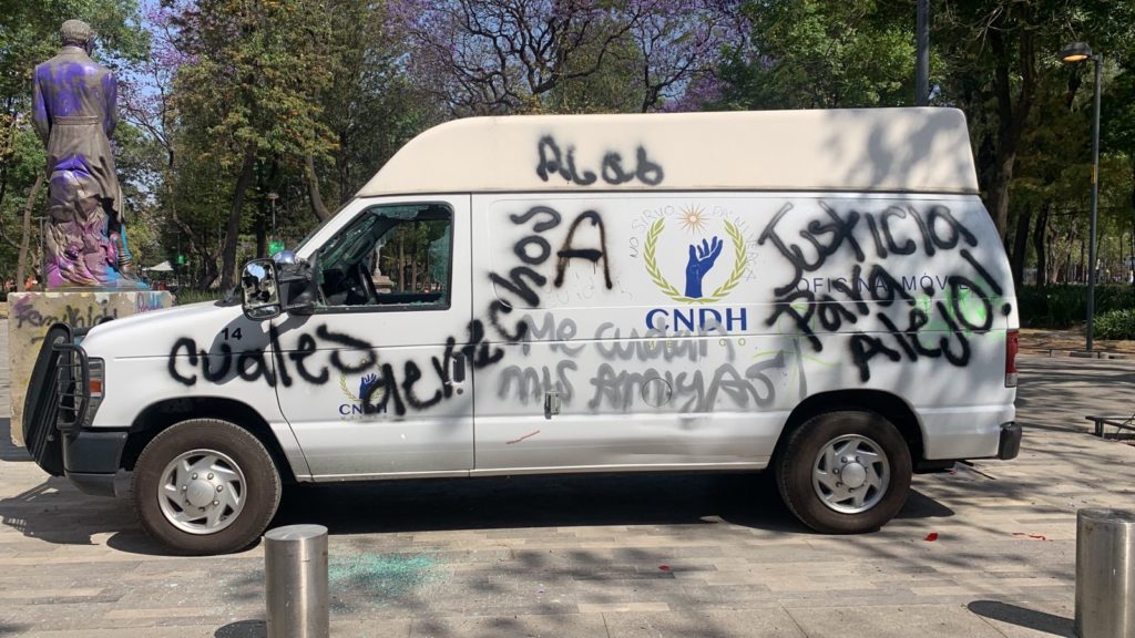 Feministas vandalizan camioneta de Derechos Humanos