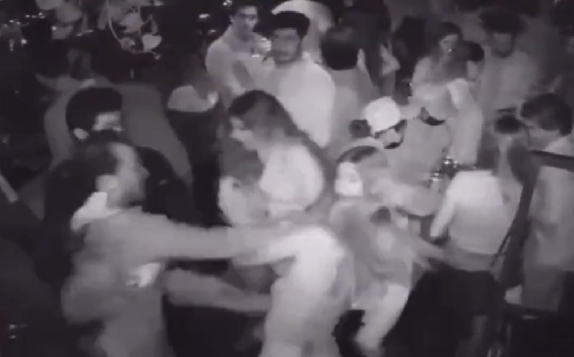 Hombre golpea a mujer en un bar de la CDMX