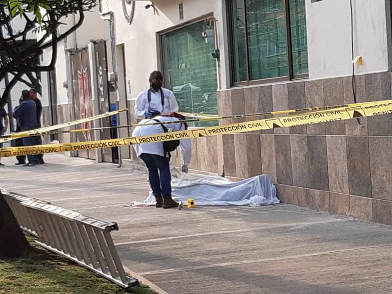 Hombre muere tras una caída de 10 metros en la Benito Juárez
