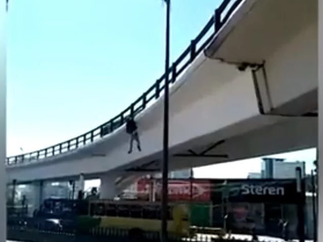Hombre se lanza de un puente vehicular en Cuajimalpa