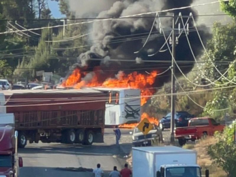 Incendian vehículos por desaparición de dos estudiantes