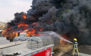 Incendio consume fábrica de fibra de vidrio en Teoloyucan #VIDEO
