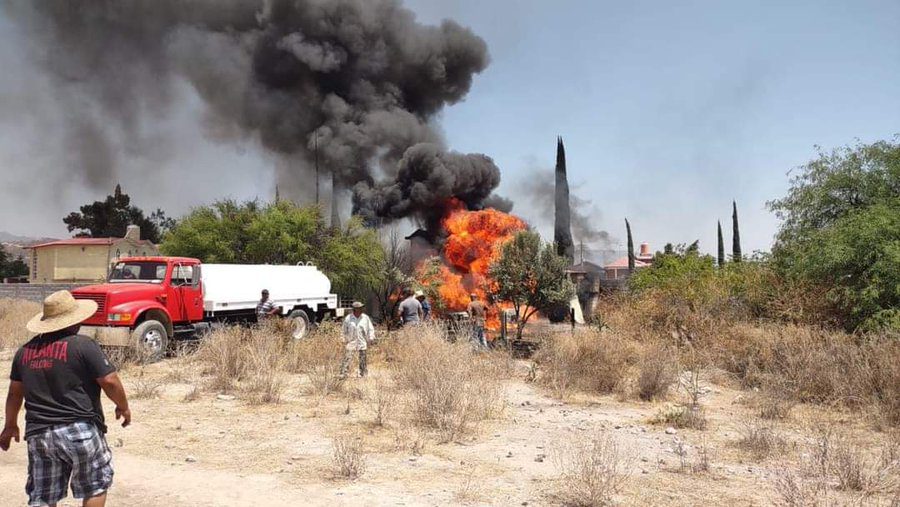 Incendio en bodega con huachicol en Ixmiquilpan, Hidalgo