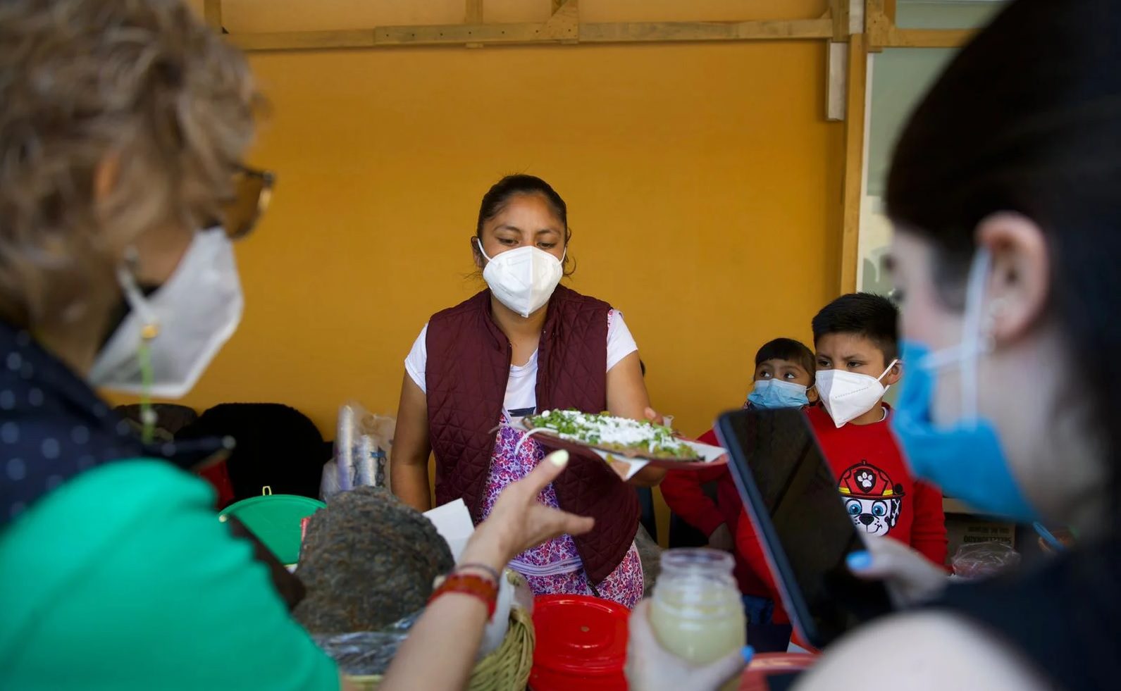 Lupita, la vendedora de doraditas del AIFA, en Los Pinos