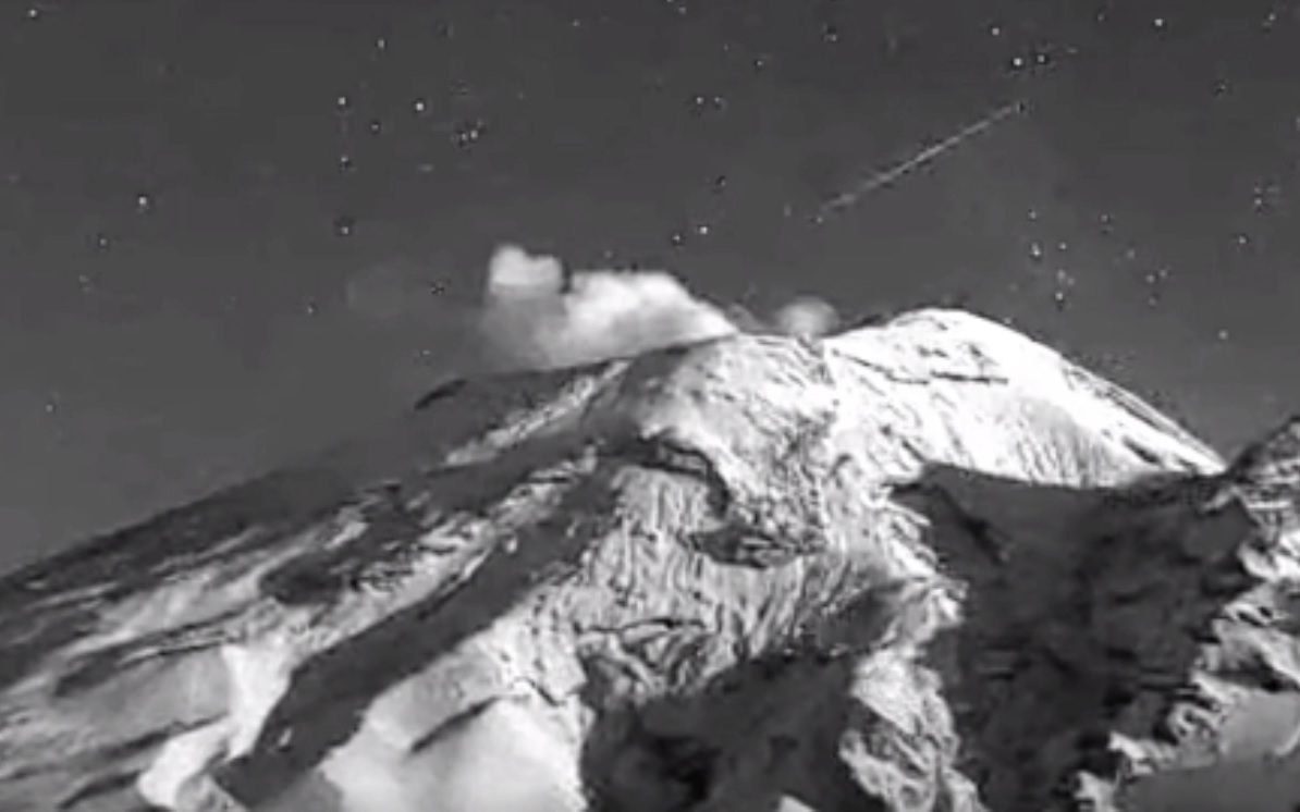 Meteorito sobre el Popocatépetl