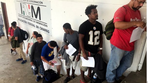 Migrantes en la oficina de migración en Tapachula, Chiapas