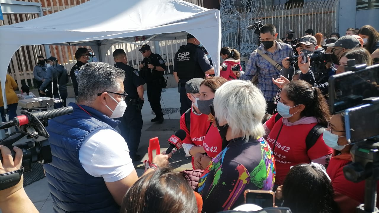 Migrantes marchan en Tijuana