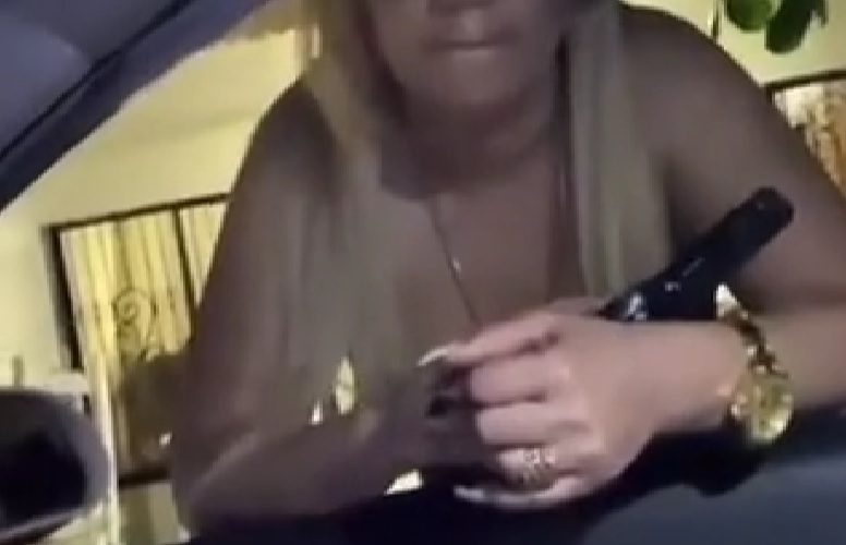 Mujer amenaza con una pistola a un taxista