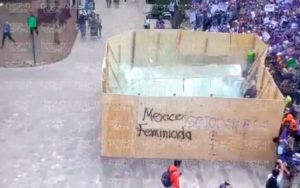 Mujeres rompen el cristal del Metro Hidalgo y resultan heridas #VIDEO