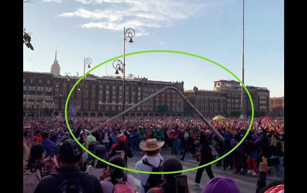 Mujeres tumban un semáforo en el Zócalo